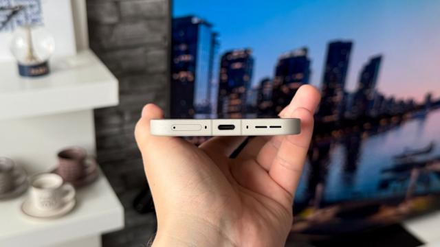 <b>OnePlus 15: Conectivitate fără sacrificii, de la 5G, la WiFi 7 și chiar infraroșu</b>Nu sunt sacrificii pe partea de conectivitate! Asta trebuie spus din capul locului și nu lipsește nimic, absolut nimic aici pe OnePlus 15. Am găsit WiFi 7, Bluetooth 6.0 cu aptX HD, A2DP, LE, aptX Adaptive și LHDC 5. Avem și NFC, infraroșu