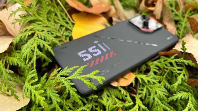 <b>ASUS ROG Phone 10 la orizont; Are procesor Snapdragon 8 Elite Gen5, potenţială răcire nouă</b>Deși ASUS n-a oferit nicio informație oficială despre seria ROG Phone 10, o scurgere de informații semnată de leakerul Smart Pikachu sugerează că telefoanele sunt deja în lucru. ROG Phone 9 și 9 Pro au fost lansate în noiembrie