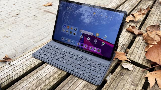 <b>HONOR Pad 10: OS, UI, aplicaţii pregătite de ani de lucru, studenţie, jurnalism</b>Pe MagicOS 9 îl ştiu de pe telefoane, dar acum îl văd şi pe o tabletă, pentru prima oară la o testare mai îndelungată. Ca de obicei HONOR se laudă cu două aspecte pe care nu prea le vezi la rivali: Magic Portal pentru multitasking şi a sări dintr-o