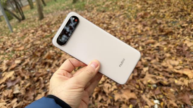 <b>Nubia Air: Conectivitate 5G bunicică, Android Auto, Casting</b>Având în vedere că primim doar filmare Full HD prin limitările cipului, nu m-ar fi mirat să îl fi văzut pe acest telefon cantonat doar la 4G. Iată că nu e cazul, avem şi 5G, dar şi Bluetooth 5.4, GPS, Galileo şi Glonass. Plus NFC, port USB 2.0 şi Wi-Fi