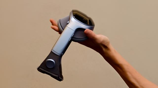 <b>vivo Vision aproape de lansare; Primul headset AR/VR al companiei apare în fotografii detaliate</b>Curând pare că vivo va prezenta oficial primul său headset de realitate mixtă (AR/VR). E vorba despre vivo Vision, headset ale căror detalii le aflam în urmă cu câteva săptămâni. Ei bine, Han Boxiao, manager de produs în cadrul vivo, a confirmat