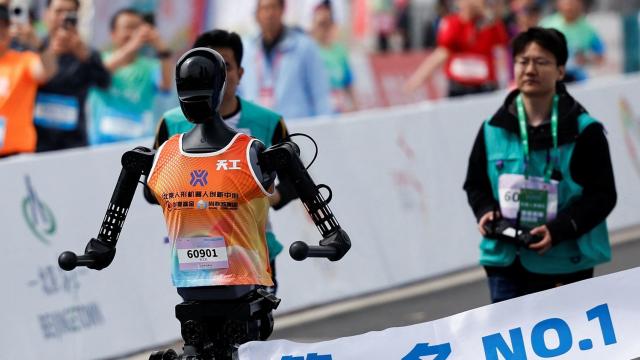 <b>„Jocurile Olimpice” cu roboți se țin în Beijing, începând cu 15 august; Competiția aduce sport „tradițional”, sarcini industriale și servicii</b>Beijing devine, începând cu 15 august, scena primelor Jocuri Mondiale ale Roboților Umanoizi. E un eveniment în cadrul căruia s-au înscris un număr total de 280 de echipe din 16 țări, toate gata să-și pună androizii la treabă în competiții atletice
