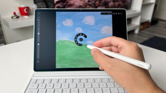 <b>HUAWEI MatePad 12 X PaperMatte (2025): Software care îndeamnă la creativitate, cu M-Pencil Pro ultra dotat, GoPaint și mai consistent, extra productivitate</b>Rar am întâlnit o tabletă care să mi le ofere pe toate pe masă, dar uite că există și așa ceva. HUAWEI MatePad 12 X (2025) aduce multe la pachet și mă refer aici la accesorii - tastatură + stylus M-Pencil Pro, ca bonus la achiziție în perioada