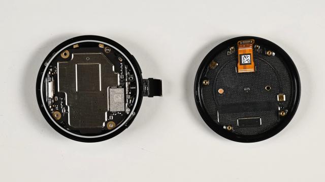 <b>Pixel Watch 4 surprinde prin designul intern; Ceasul se repară mai ușor decât orice alt model de pe piață conform iFixit</b>La prima vedere n-ai zice că Pixel Watch 4 impresionează la capitolul design, luând în considerare că seamănă izbitor cu predecesorul său. Totuși, pare că la nivel intern au avut loc schimbări importante. Astfel, potrivit celor de la iFixit, ceasul tocmai