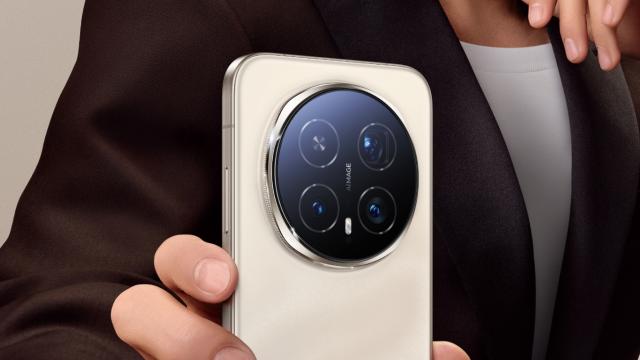 <b>HONOR Magic8 Pro comparat cu iPhone 17 Pro la captura nocturnă (Video)</b>HONOR continuă teaserele pentru viitorul său telefon flagship, Magic8 Pro, care va fi dezvăluit chiar mâine, pe 15 octombrie, în China. De această dată s-a înhămat la o acţiune curajoasă: comparaţia telefonului propriu cu iPhone 17 Pro