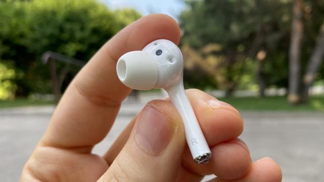 <b>Huawei FreeBuds 3i Review + Huawei AiLife: căştile cu cea mai bună anulare de zgomot sub 500 lei + o aplicaţie utilă pentru căştile Huawei</b>Sunt utilizator Huawei FreeBuds 3 cam de 7 luni şi am fost curios să văd ce oferă varianta lor mai de buget, Huawei FreeBuds 3i. Acest model de căşti a fost anunţat în mai 2020 şi costă 399 lei la eMAG în acest moment