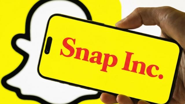 <b>Snapchat introduce limită de stocare în Memories; Taxă pentru utilizatorii care depășesc 5 GB</b>Snapchat își schimbă politica legată de funcția Memories. Se pare că utilizatorii ce au o cantitate de peste 5 GB de poze și clipuri salvate vor fi nevoiți să plătească un abonament lunar dacă vor să le păstreze. Mai jos avem detalii