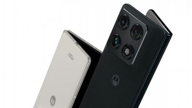 <b>MWC 2026: Motorola RAZR Fold acum în Europa! Se vinde cu 1999 euro, aduce baterie de 6000 mAh și procesor Snapdragon 8 Gen 5</b>După un mic preview în cadrul CES 2026, în SUA, iată că Motorola a adus primul său telefon pliabil tip carte în Barcelona, la MWC 2026. E prima dată când aflăm dotări complete pentru acest model și are confirmată chiar suma de comercializare