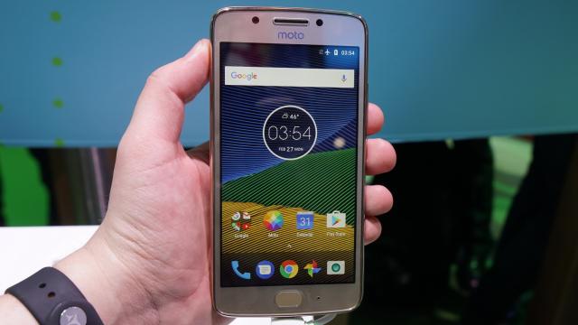 <b>MWC 2017: Moto G5 hands-on - masiv, rotunjit, cu baterie înlăturabilă (Video)</b>De-a lungul periplului pe la MWC 2017, ne-am oprit şi la standul Motorola pentru a luat contact cu noile modele Moto G5. Noul venit Motorola Moto G5 primeşte un hands on mai jos, dând impresia unui smartphone masiv, cu spate rotunjit, o muchie masivă şi..