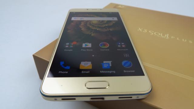 <b>Allview X3 Soul Plus Unboxing: rival metalic high-end pentru modelele Galaxy A, scos din cutie la Mobilissimo.ro</b>E foarte uşor să îţi dai seama cu cine concurează Allview X3 Soul Plus, doar uitându-te la designul şi la dotările sale: cu modelele Samsung din seria Galaxy A, ba chiar cu Galaxy C, dacă ne uităm la RAM. În fine, acest model a debutat în iulie..