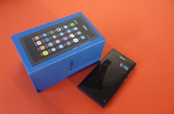 Nokia N9 scos din cutie În premieră În România la Mobilissimo.ro! (Video): p1240608jpg.jpg