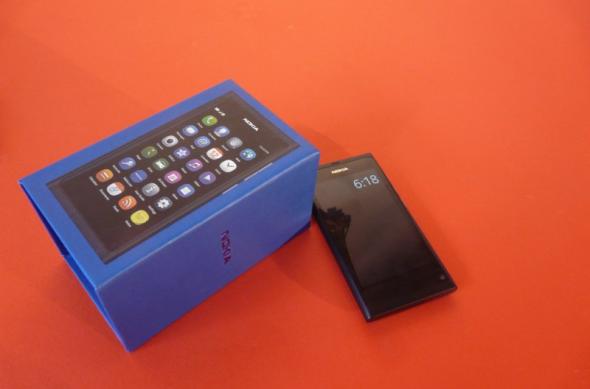 Nokia N9 scos din cutie În premieră În România la Mobilissimo.ro! (Video): p1240621jpg.jpg