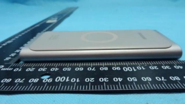 <b>Samsung va introduce odată cu Galaxy S10 și un acumulator extern de 10000 mAh cu suport pentru încărcare wireless</b>Pe ultima sută de metri înaintea lansării lui Galaxy S10 mai aflăm un detaliu interesant, acela că în cadrul evenimentului din această seară am putea vedea lansat și un acumulator extern capabil de încărcare wireless