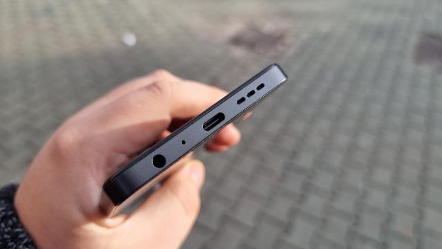 <b>TCL 50 NXTPAPER 5G: Smartphone-ul cu autonomie de până la 7 zile, dar doar în anumite condiții</b>Sunt sigur că mulți își doresc un smartphone care nu trebuie încărcat zilnic. Dacă nu 24 de ore, măcar 2-3 zile de utilizare sună tare bine. TCL 50 NXTPAPER 5G vine cu o baterie de 5010 mAh și se încarcă la 33W pe fir. Are un display special și un