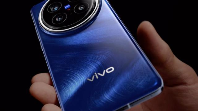 <b>TENAA confirmă specificațiile Vivo X200 Ultra; Camera de 200 MP și bateria de 6000 mAh sunt oficiale</b>Noul flagship Vivo X200 Ultra își dezvăluie designul și specificațiile tehnice, promițând să ridice standardele în imagistica mobilă. Telefonul atrage atenția printr-un modul de cameră circular supradimensionat, pe care tronează logo-ul Zeiss.