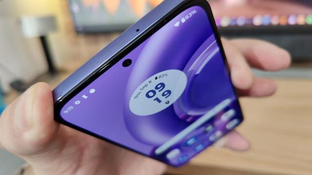 <b>Motorola Edge 30 Neo: Display limpede, plăcut pentru jocuri şi filme</b>Motorola Edge 30 Neo este succesor spiritual pentru Motorola Edge 20 Lite şi totuşi o apucă pe alt drum. Pentru început scade diagonală de la 6.7 inch la 6.28 inch, făcând telefonul foarte manevrabil şi compact. Nu e vreun compromis la panoul ales