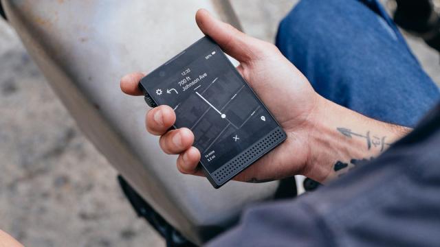 <b>Ce este minimalismul digital? Light Phone III se lansează pe 27 martie</b>Într-o lume tot mai aglomerată de notificări, rețele sociale și distrageri infinite, Light Phone III urmează să sosească ca o soluție pentru cei care vor să ia o pauză de la haosul digital. E un telefon modern cu aspect minimalist ce îți oferă o „scăpare”