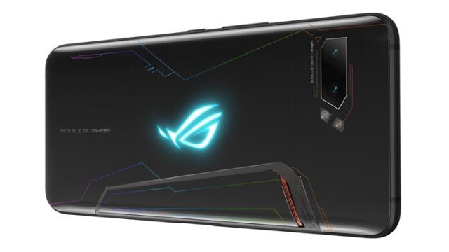 <b>ASUS ROG Phone 3 ar putea sosi în trimestrul 3 al anului, inaugurând procesorul Snapdragon 865+</b>Era de așteptat ca în anul 2020 și cei de la ASUS să aducă pe piață un nou smartphone de gaming, fiind desigur vorba despre varianta care va fi cel mai probabil intitulată ASUS ROG Phone III