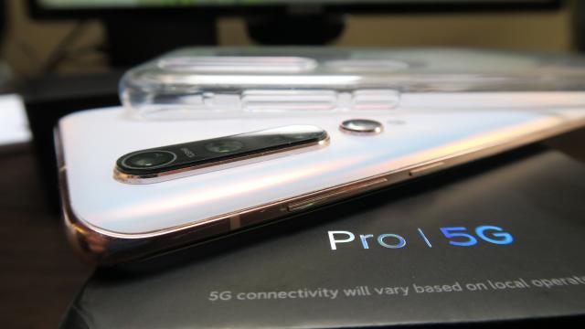 <b>Xiaomi Mi 10 Pro 5G: Design de "argint viu", cu sticlă mată şi metal</b>Xiaomi Mi 10 Pro 5G este un telefon care pare să îmbine identitatea vizuală a lui Xiaomi Mi 9 cu cea a lui Xiaomi Mi Note 10. Este un telefon de 208 grame, la graniţa dintre greu şi "destul de greu încât să dea siguranţă la utilizare". Este fabricat din..