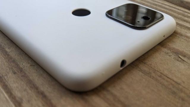<b>Deși anulat, Google Pixel 4a XL continuă să apară online; Vedem noi imagini și o listare pe eBay</b>Seria Google Pixel nu o duce prea bine, între un Pixel 4a amânat până în iulie şi un Pixel 4a XL anulat. Totuşi acesta din urmă a avut o scăpare surpriză în ultimele 24 de ore, dezvăluindu-şi designul