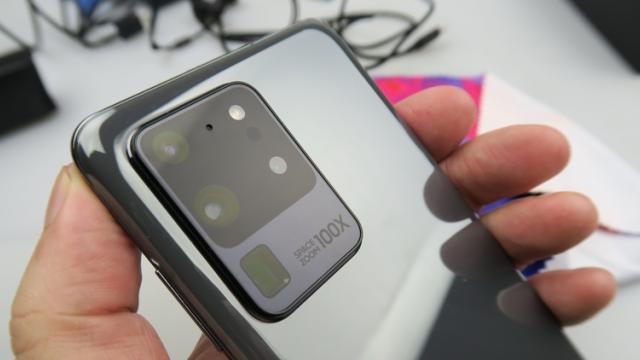 <b>Samsung aduce o funcționalitate close-up zoom/macro pe Galaxy S20 Ultra odată cu noul update software</b>Sud-coreenii de la Samsung au adus constant actualizări software pentru seria S20, iar unul dintre modelele asupra căruia compania și-a concentrat atenția este Galaxy S20 Ultra, telefon care la debut