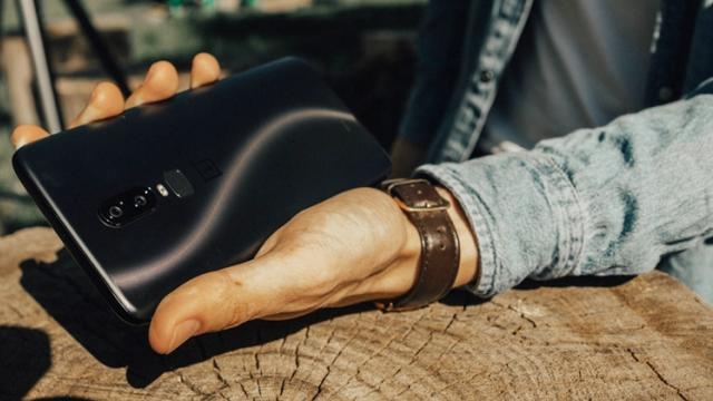 <b>OnePlus 6 poate fi achiziționat din China pentru doar 394 euro în varianta cu 6 GB RAM!</b>Avem astăzi o ofertă de nerefuzat din partea celor de la GeekBuying, ofertă asociată smartphone-ului OnePlus 6 care în varianta cu 6 GB de RAM și 64 GB de stocare poate fi achiziționat la un preț foarte bun. Suma de vânzare este de numai