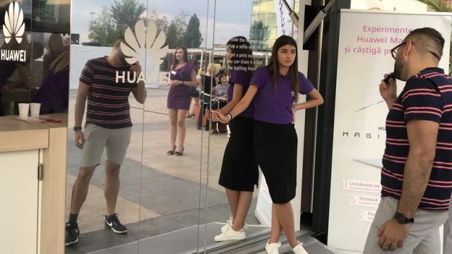 <b>Huawei lansează caravana interactivă Magic Box la Băneasa Shopping City; Cele mai noi telefoane expuse + concurs cu selfie</b>Ieri pe data de 10 septembrie am participat la un eveniment special Huawei, unul organizat în fața mall-ului Băneasa Shopping City din București acolo unde s-a pus la cale o adevărată caravană interactivă numită Magic Box. Aici doritorii își