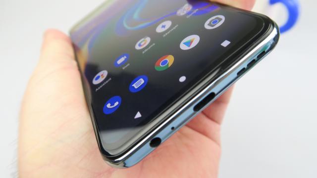 <b>Vivo Y70: Baterie mai generoasă decât o arată miliamperii-oră</b>Vivo Y70 sperie în prima fază prin capacitatea bateriei, de 4100 mAh, într-o lume în care măcar 4500 mAh începe să devină norma, dacă nu chiar 5000 mAh. Are şi încărcare la 33W, care pe hârtie ar duce bateria la 65% în 30 de minute