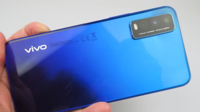 <b>Vivo Y20s: Design cu un gradient sexy, construcţie din plastic calitativă</b>Vivo Y20s adoptă un design old school, atemporal cumva. Ai zice că e un telefon de 2019, 2020, dar şi 2021. Prinde lumina cu un model circular pe spate şi este fabricat din plastic. Vine pe nuanţe ca Nebula Blue, Obsidian Black şi Purist Blue