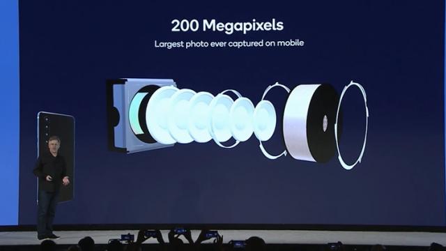 <b>Camera de 200 de megapixeli ar fi inaugurată de telefoane Xiaomi, cu senzor produs de Samsung</b>Xiaomi s-ar afla în pole position pentru a lansa primul telefon cu o cameră de 200 de megapixeli, conform unor zvonaci din China. Sunt şanse mari ca respectivul senzor să fie produs de Samsung, aşa cum am mai auzit