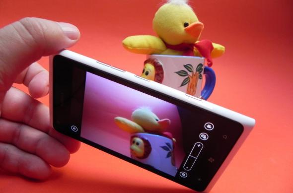 Review Nokia Lumia 900 - aceeași tehnologie, același OS Într-un ambalaj mai mare, poate prea mare! (Video): 64_nokia_lumia_900_review_mobilissimo_rojpg.jpg