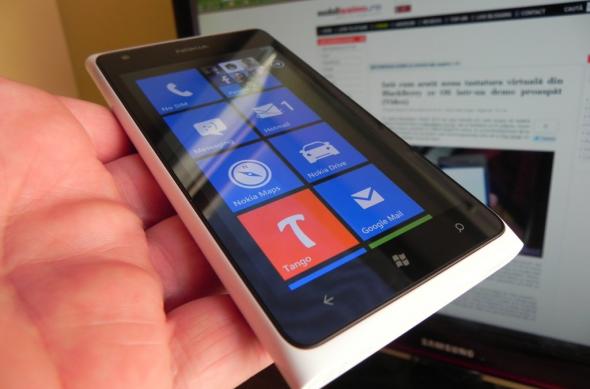 Review Nokia Lumia 900 - aceeași tehnologie, același OS Într-un ambalaj mai mare, poate prea mare! (Video): 15_nokia_lumia_900_review_mobilissimo_rojpg.jpg