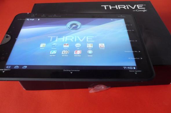 Toshiba Thrive scos din cutie la Mobilissimo.ro - bateria scoasă de sub capacul aferent - iată cum! (Video): p1230602jpg.jpg