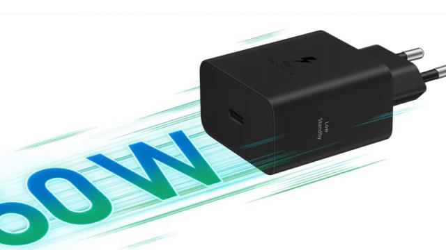 <b>Samsung încarcă la 60W telefoanele din 2026 şi tocmai a dezvăluit încărcătorul lui S26 Ultra</b>De ceva vreme Samsung pare a se fi blocat la 45W că viteza maximă de încărcare a telefoanelor sale. Acum e gata să treacă totuşi la pragul următor, de 60W, odată cu Galaxy S26 Ultra. Samsung tocmai a dezvăluit de altfel primul său alimentator de 60W
