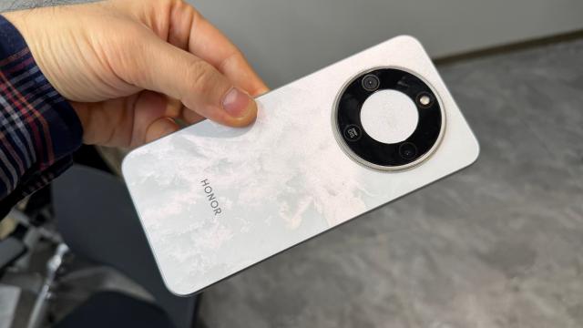 <b>HONOR Magic8 Lite tăvălit serios de mine în China; Primele impresii şi hands on (Video)</b>Atunci când am vizitat sediul HONOR din China, în Xi'an, am avut ocazia să pun mâna şi pe noul telefon midrange al companiei, sau entry level dacă vreţi: HONOR Magic8 Lite. Cum Magic7 Lite a fost folosit de mine pentru a sparge