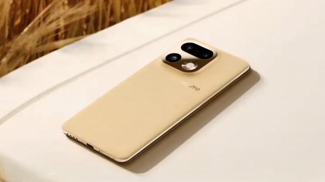 <b>realme 16 Pro+ își prezintă design-ul și culorile, inspirație de la OnePlus 15 sau OPPO Find X9 Pro? </b>În timp ce finalizam recenzia lui realme GT 8 Pro, îmi ies în cale la început de săptămână primele randări oficiale pentru realme 16 Pro, un telefon care devine premium? Din imagini arată cu adevărat special și pare că renunță