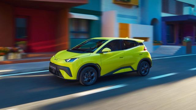 <b>Chinezii câștigă teren în showroom-uri; Aproape 3% din piața auto românească e deja a lor</b>În 2025, prezența mașinilor chinezești pe șoselele din România nu mai e o raritate, ci un fenomen în plină expansiune. Conform datelor recente, brandurile din China au atins deja o cotă de piață de aproape 3%, ceea ce înseamnă 3.224 de unități