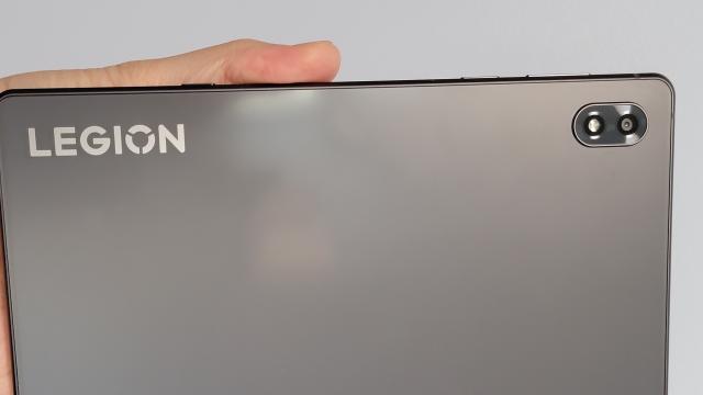 <b>Următoarea tabletă de gaming Lenovo are baterie mai mică decât unele telefoane; Ce dotări oferă Legion Y700 2026?</b>E greu să mai fii impresionat de o baterie de 9000 mAh pe o tabletă, atunci când şi realme şi HONOR au telefoane cu baterii de 10.000 mAh. În mod curios, în lumea tabletelor nu s-a produs mare evoluţie la capitolul baterie. Hai să vedem