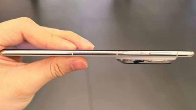 <b>Huawei Mate 70 Air apare în fotografii reale; Are ecran de 6.9 inch și doar 6 mm în talie</b>Huawei nu stă pe loc și pregătește un nou model din seria Mate. E vorba despre Mate 70 Air, terminal ce a avut parte de scăpări în ultima perioadă. El iese în evidența prin talia sa atractivă de doar 6 mm. După ce a fost listat de un operator din China