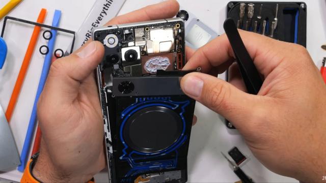 <b>Cum arată la interior Red Magic 11 Pro? Telefonul de gaming răcit cu apă și aer luat la puricat de JerryRig</b>Nubia Red Magic 11 Pro a primit un debut global recent şi a ajuns şi pe mâna lui JerryRigEverything. Telefonul de gaming primeşte imediat şi o disecţie, care dezvăluie ce e la interiorul său, dar şi cum arată inelul de răcire cu lichid