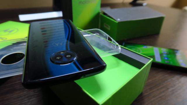 <b>Motorola Moto G6 Unboxing: soluţia mediană din gama G6 e aici, plusând la cameră şi ecran (Video)</b>Din trio-ul de terminale Motorola Moto G6 iată că ajunge la început de august pe masa noastră de teste și varianta de mijloc dacă vreți, cea numită Moto G6. Astăzi scoatem telefonul din cutie și aflăm care sunt principalele sale caracteristici