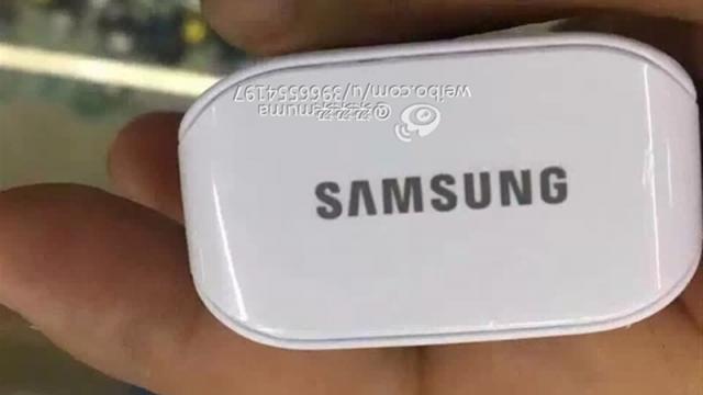 <b>Încărcătorul lui Samsung Galaxy Note 7 e fotografiat, vine cu suport pentru încărcare rapidă de până la 12 V la 2.1 A</b>Iată că după imaginile cu numeroasele accesorii destinate lui Samsung Galaxy Note 7, urmează acum să vedem și fotografii ce ne prezintă încărcătorul acestui phablet. După cum era de așteptat, avem parte de încărcare rapidă la pachet, și observăm aici