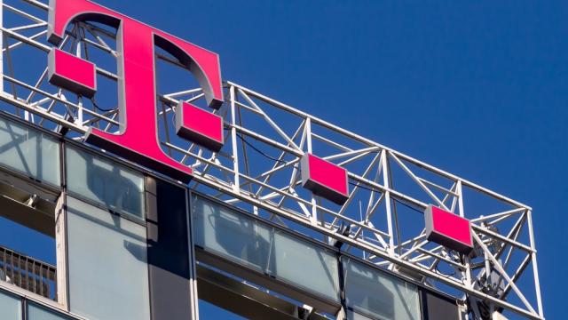 <b>Cu ce se aleg Vodafone și Digi după preluarea activelor Telekom România Mobile; O tranzacție în două părți care împarte clienții, rețeaua și spectrul</b>Cum se împart activele Telekom România Mobile, după ce tranzacția de 70 de milioane de euro a fost semnată oficial? Vodafone România preia clienții cu abonament, infrastructura și magazinele, iar Digi se ocupă de zona prepaid, spectru și turnuri de