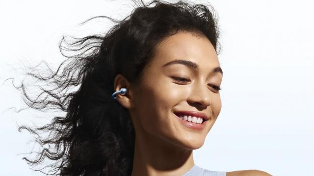 <b>Huawei FreeClip 2 anunţate oficial: căşti cool, cu traducere AI în timp real, drivere de 10.8 mm</b>Huawei vrea să fure din atenţia dedicată lansării Xiaomi 15T de azi, cu propriile lansări. Aşa cum se zvonea, tocmai a debutat perechea de căşti Huawei FreeClip 2. Vine cu AI care ajută la traducere în timp real şi drivere de 10.8 mm