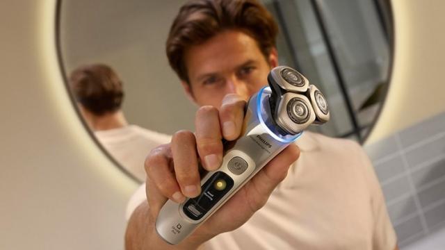 <b>E LUNI e AMAZON: Philips Razor i9000 Prestige Ultra cu stație de curățare, senzor de presiune și trusă de călătorie, ras uscat și umed, autonomie 60 min</b>Lunea asta e cu adevărat specială – Black Friday Week e în plină desfășurare și am descoperit o bijuterie tehnologică pentru toți cei care vor un upgrade serios în rutina lor de îngrijire: Philips Razor i9000 Prestige Ultra. Da, e genul de dispozitiv