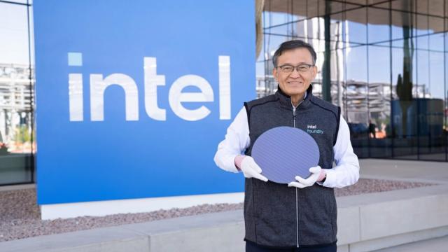 <b>Apple bate la ușa Intel pentru următorul M7; Piața reacționează imediat, acțiunile Intel urcă peste 10%</b>Apple ia în calcul o mișcare neașteptată pentru următoarea generație de cipuri: analistul Ming-Chi Kuo susține că Intel ar putea deveni producătorul modelului de bază M7, destinat MacBook Air-urilor, iPad-urilor și poate chiar unui viitor model Vision Pro