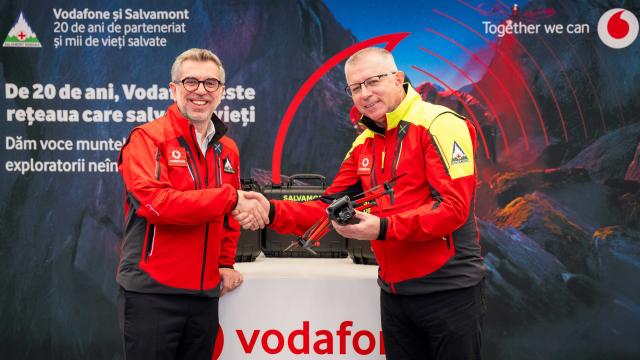 <b>Tehnologia ajunge în vârf de munte; Vodafone livrează drone de căutare și salvare echipelor Salvamont</b>Vodafone a livrat 40 de drone DJI Mavic 3T către Salvamont România, într-un nou pas în colaborarea lor de peste 20 de ani. Este vorba despre drone echipate cu termoviziune, zoom optic puternic și funcții AI, gândite special pentru intervenții rapide în te