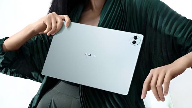 <b>Ce tabletă subţire! Huawei MatePad Pro 13.2 are doar 5.5 mm în talie, ecran OLED de 144 Hz</b>Huawei tocmai a lansat o nouă tabletă cu dotări high end, modelul MatePad Pro 13.2 inch, iar cap de afiş e talia sa de doar 5.5 mm. Avem de-a face cu un terminal cu ecran OLED cu refresh rate de 144 Hz şi rezoluţie 2.8K. Ce mă şochează pe mine e că vine