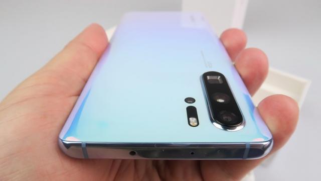 <b>Posesorii de Huawei P30 Pro din România aşteaptă până în ianuarie 2020 pentru actualizarea la Android 10 + EMUI 10</b>V-am ţinut la curent în ultima lună cu evoluţia lui Android 10 + EMUI 10, pe măsură ce începeau actualizările lui Huawei P30 Pro. La început de lună softul cel nou ajungea pe telefoanele din China, iar la mijloc de noiembrie