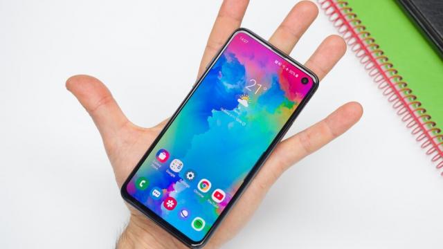 <b>Samsung Galaxy S10 Lite apare pe site-ul oficial Samsung din Franţa, ar putea debuta în orice clipă</b>Samsung Galaxy S10 Lite ajunge la încă o etapă din pregătirea lansării sale, de această dată fiind listat de site-ul oficial Samsung Franţa. Zvonurile despre terminal plutesc pe Internet de mai bine de o lună şi am avut şi scăpări, dar acum avem ceva..